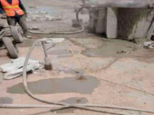 高唐水泥混凝土路面板底注浆技术 路面脱空注浆整治方案