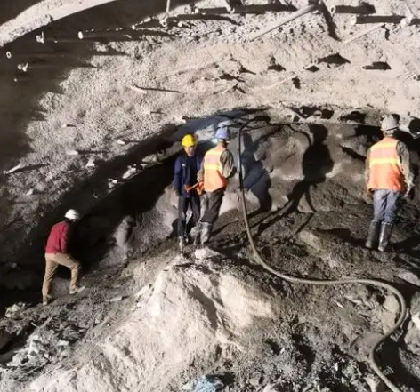 高唐隧道拱顶带模注浆料，微膨胀注浆料的特点及施工工艺